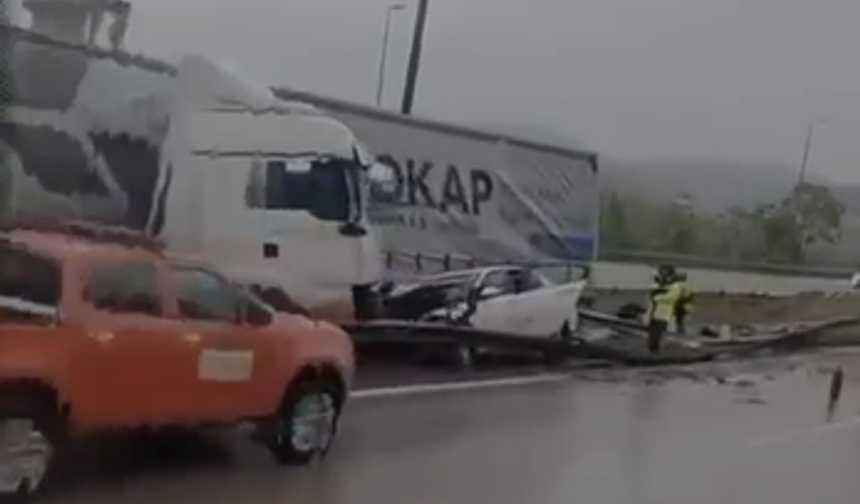 Niğde-Adana Otoyolu'nda TIR ile otomobil çarpıştı