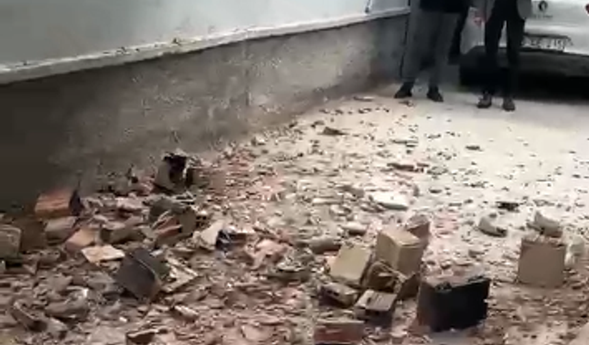 Niğde’de rüzgarda uçan baca yan binaya zarar verdi