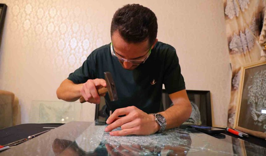 Hobi olarak başladı, camı çatlatarak sanat eserine dönüştürüyor