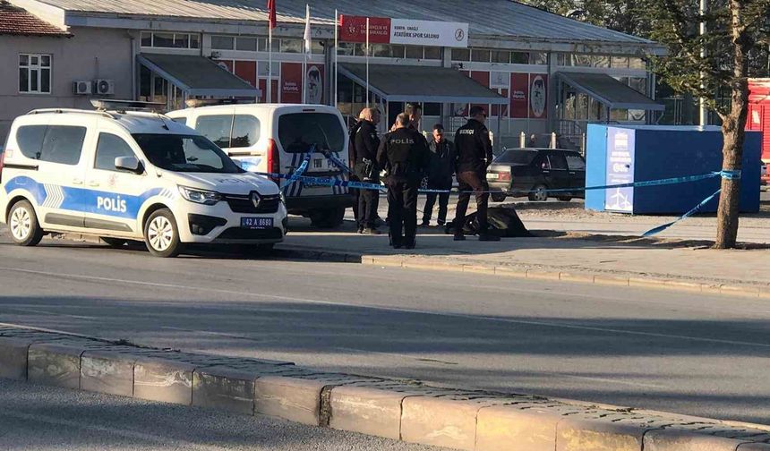Kaldırımda ölü bulundu