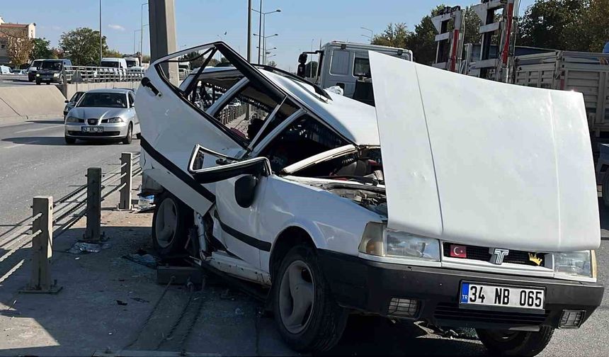 Kontrolden çıkan Tofaş refüje çarptı: 4 yaralı