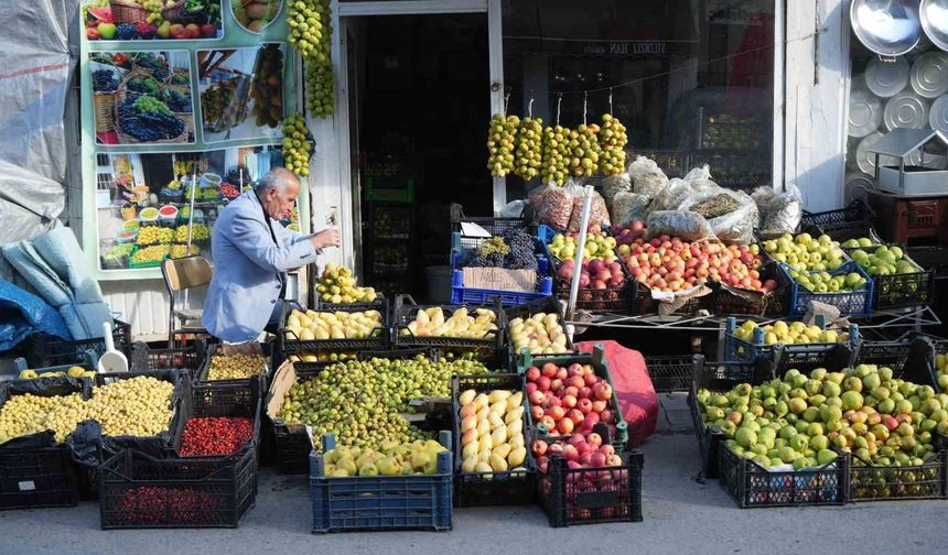 40 yıllık gelenek: Güz armutlarını ipe dizerek saklıyor
