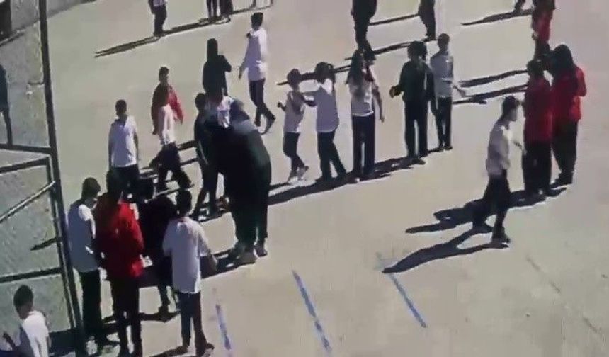 Öğretmenin hayat kurtaran manevrası güvenlik kamerasında