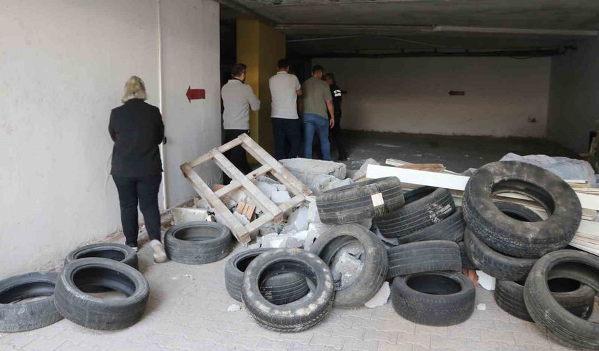 Otopark kavgası mahkemeye taşındı, molozlar araçları mahsur bıraktı