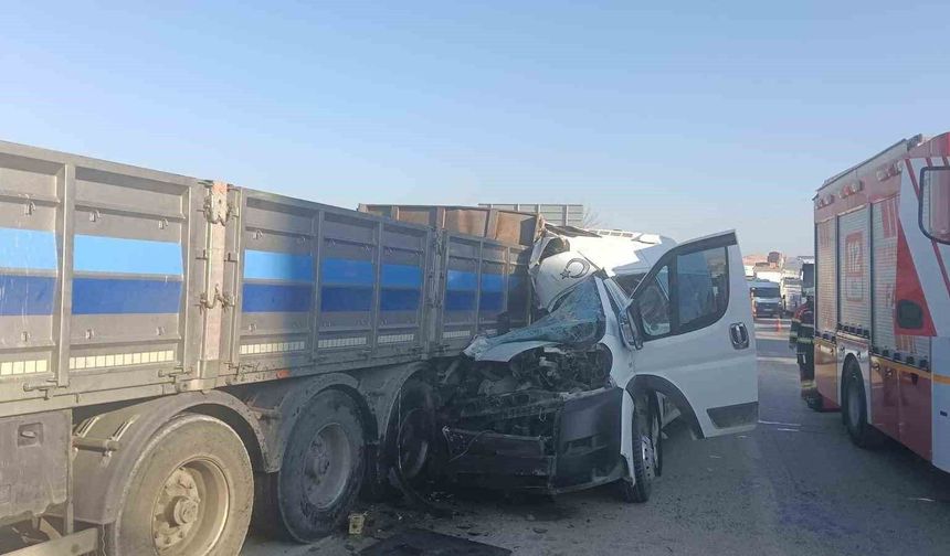 Tıra çarpan minibüs hurdaya döndü: 1 yaralı