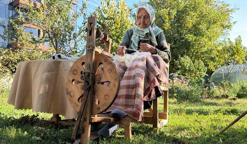 Unutulmaya yüz tutan çıkrık geleneğini 90 yaşında yaşatıyor