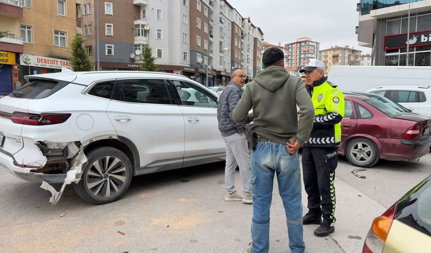 Niğde’de motosiklet park halindeki 3 otomobile çarptı