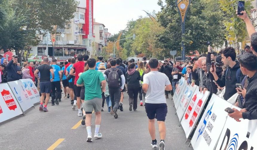 Maratonda bin 199 yarışmacı mücadele etti