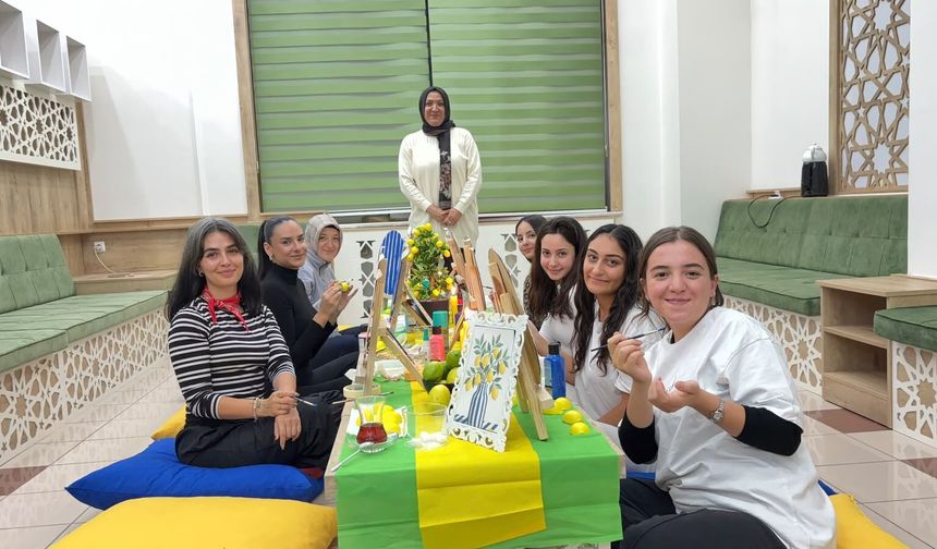 Niğde Yeşilay’dan gençlere sanatla teknoloji molası