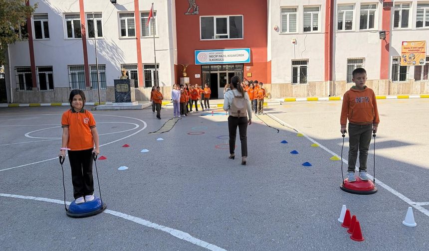 Niğde’de çocuklar hem oynuyor hem spor öğreniyor