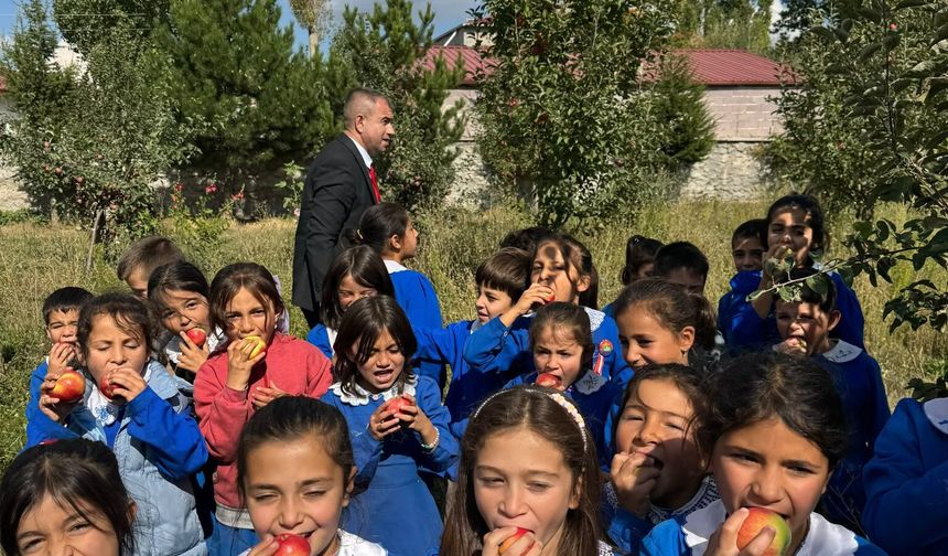 Niğde’de şehitlerin anısına dikilen 70 elma ağacı meyve verdi