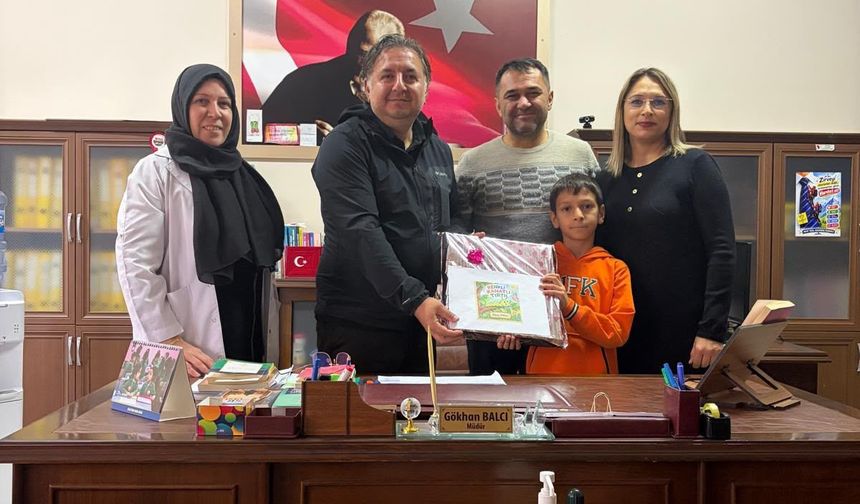İkinci sınıf öğrencisi Akay, yazdığı kitapla gururlandırdı