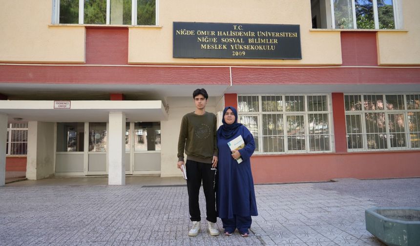 Yıllar sonra eğitim hayatına dönen kadın oğluyla aynı üniversitede okuyor