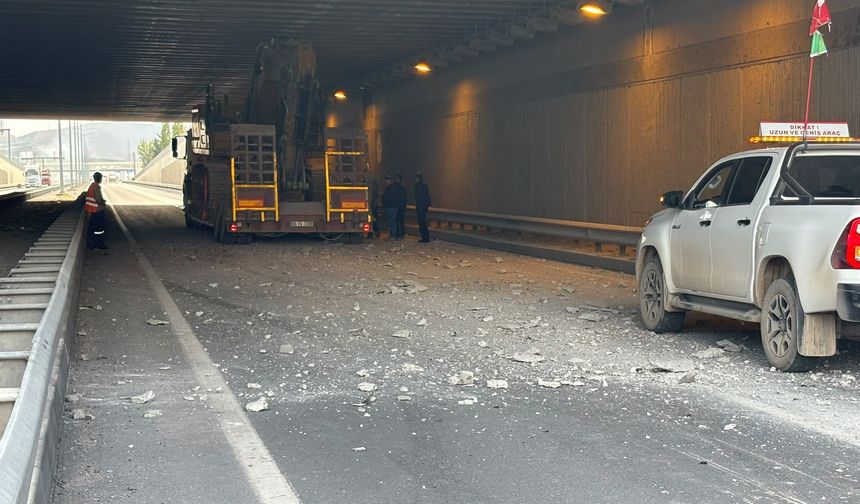 Niğde’de alt geçitte hesap tutmadı! Kepçe köprüye takıldı