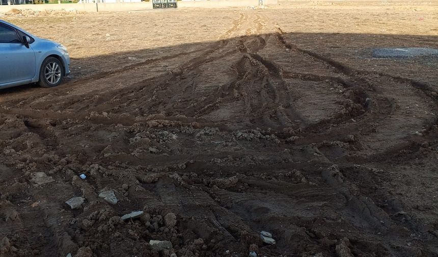 Yeşilburç’ta toprak yol tepkisi: Mahalle sakinleri çözüm bekliyor