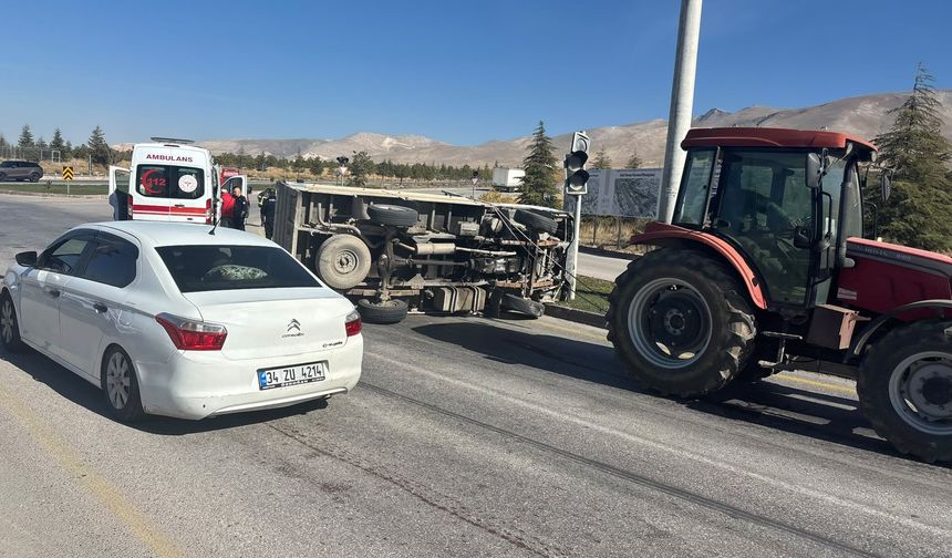 Niğde’de ticari araç kavşakta yan yattı