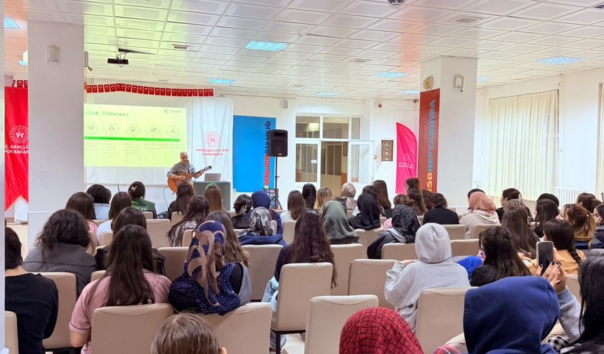 Yeşilay Niğde Şubesi Bor’da öğrencilerle bir araya geldi