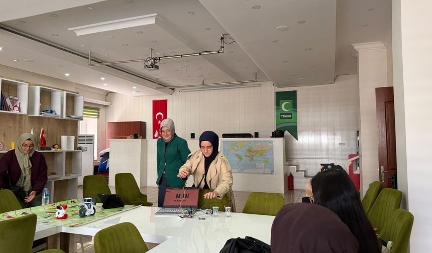 Yeşilay, geleceğin öğretmenlerini teknolojiyle buluşturdu