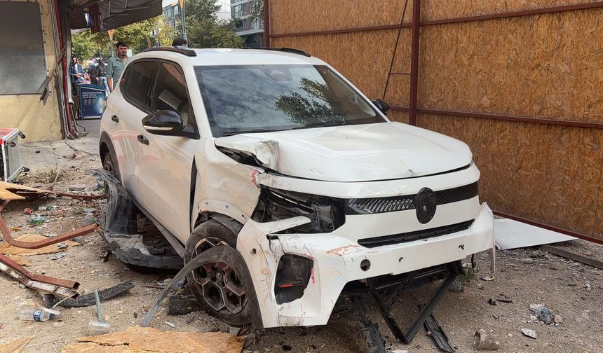 Niğde’de kaldırıma çıkan araç yayaya çarptı, bariyerlere vurarak durabildi