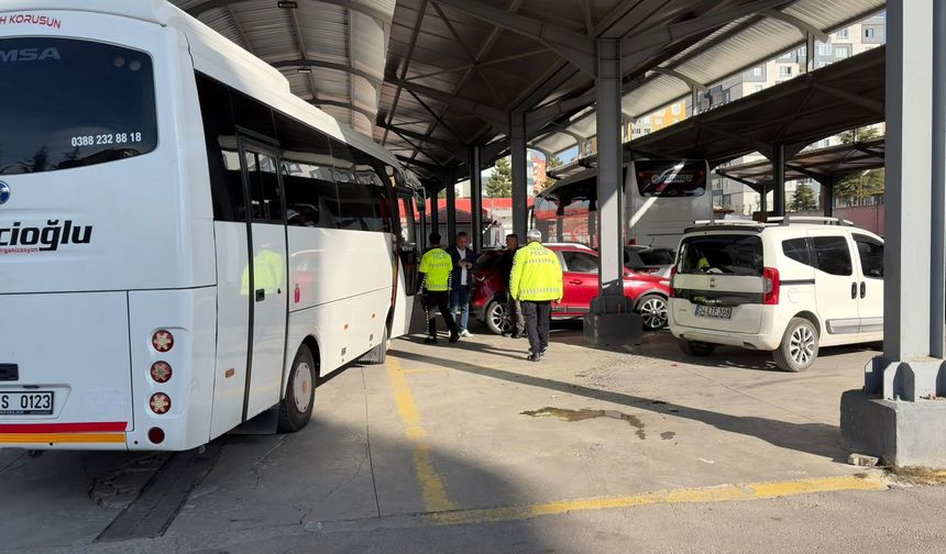 Niğde’de rahatsızlanan otobüs şoförü kaza yaptı: 1 yaralı