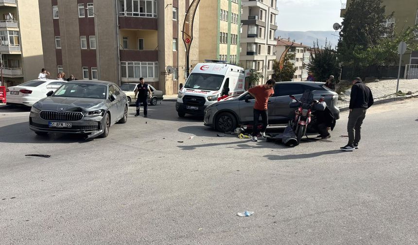 Niğde’de motosiklet iki araca çarptı: 1 yaralı