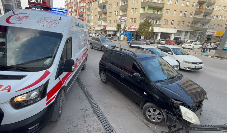 Niğde’de iki otomobil çarpıştı: 1 yaralı