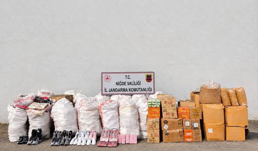 Niğde’de kargo aracından adeta kaçak ürün deposu çıktı