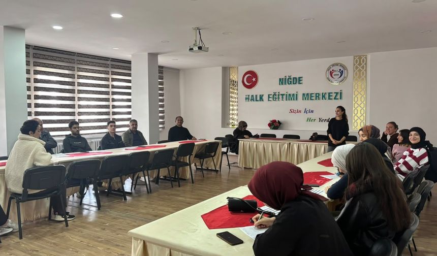 Niğde Halk Eğitimi Merkezi’nde resim sanatı kursu toplantısı yapıldı