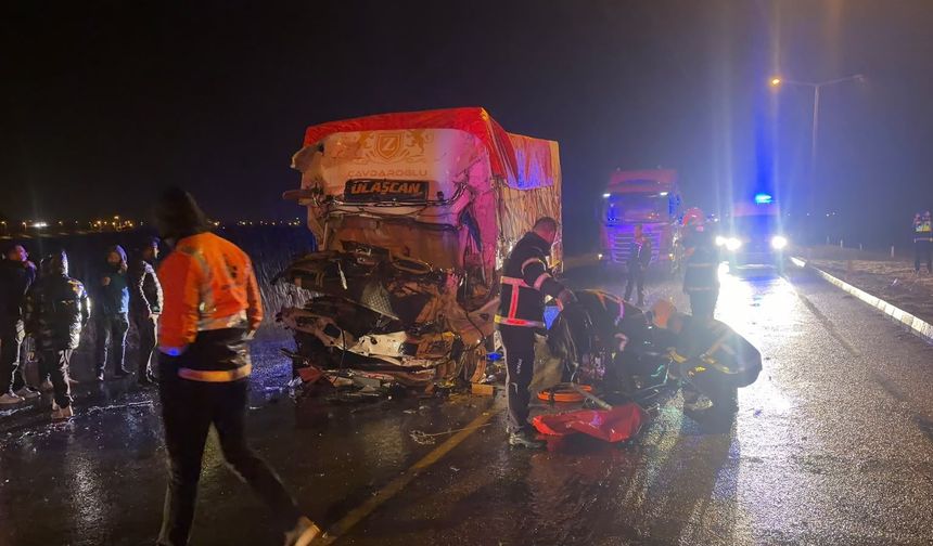 Niğde’de kamyonet TIR’a arkadan çarptı: 1 yaralı