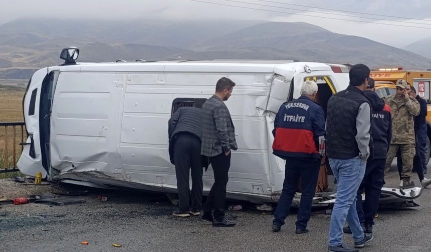 Öğrenci servisi devrildi: 10 yaralı