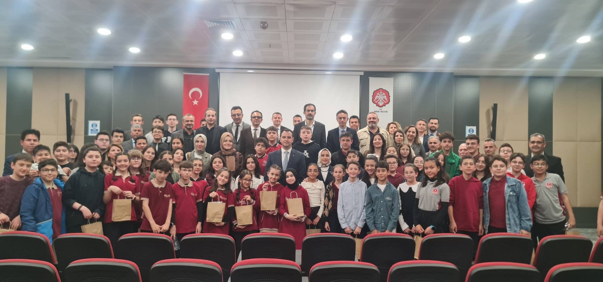 Niğde’de TÜBİTAK başarısı: Öğrenciler Vali Akmeşe ile buluştu