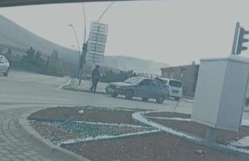 Eski Sanayi Köprüsü’nde iki araç çarpıştı