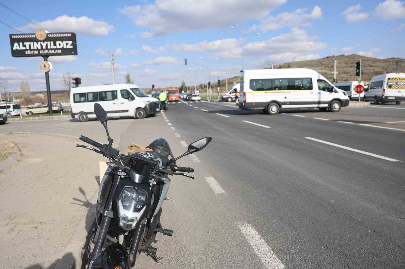 Hafif ticari araç kırmızı ışıkta bekleyen motosiklete çarptı: 2 yaralı