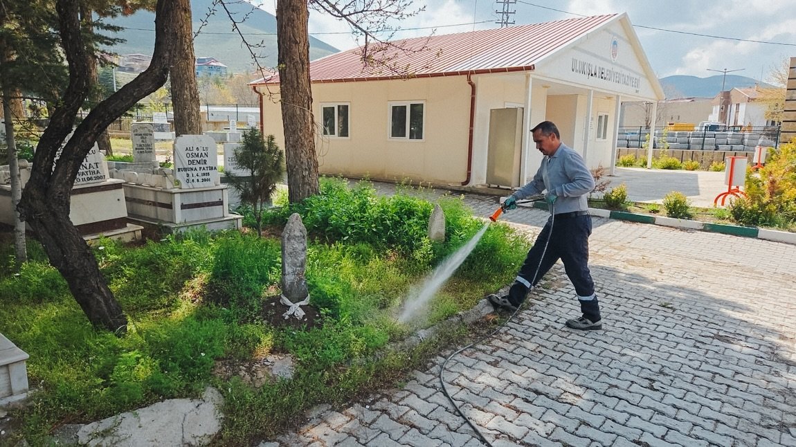 Ulukışla İlçe Mezarlığı’nda vatandaşlara önemli uyarı!