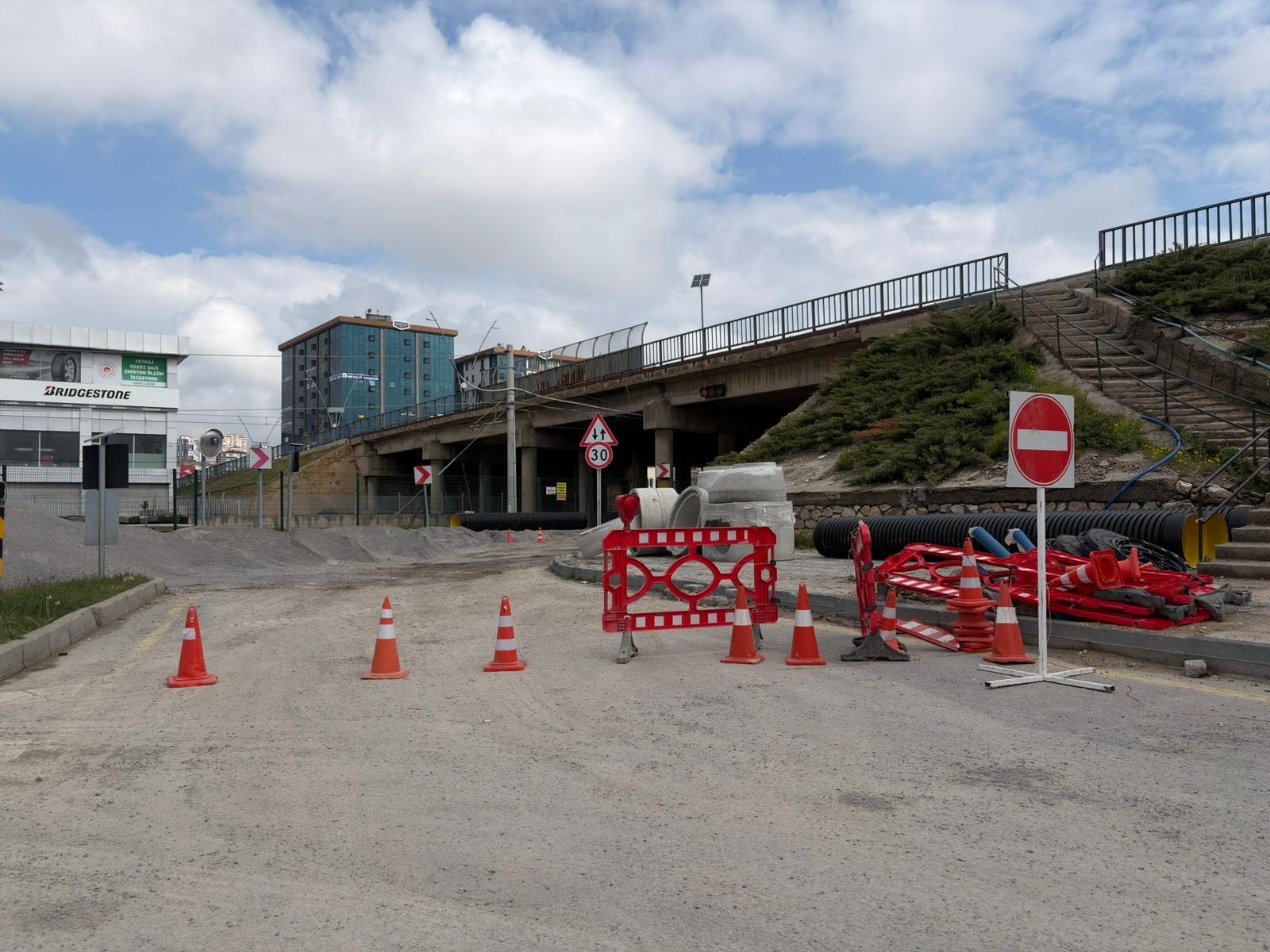 Niğde’de bağlantı yolu geçici olarak trafiğe kapatıldı