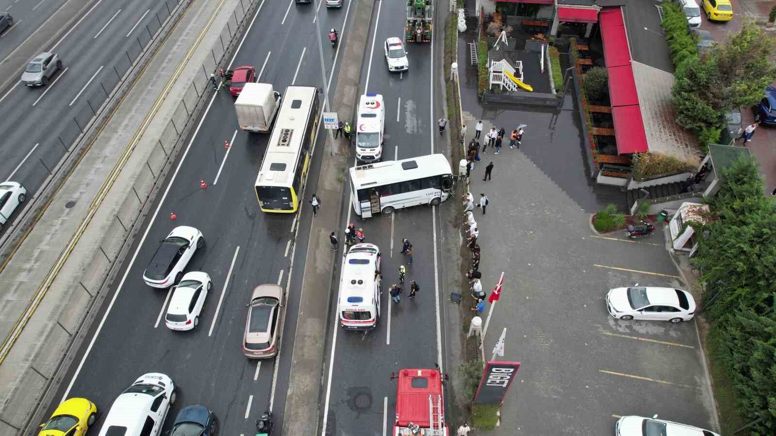 Servis midibüsü kaza yaptı: 9 yaralı
