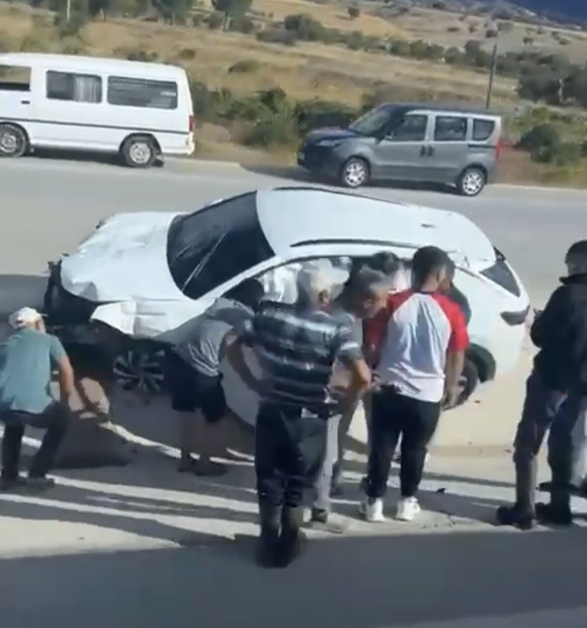 Burdur'da refüjdeki trafik levhalarına çarpan sürücü yaralandı
