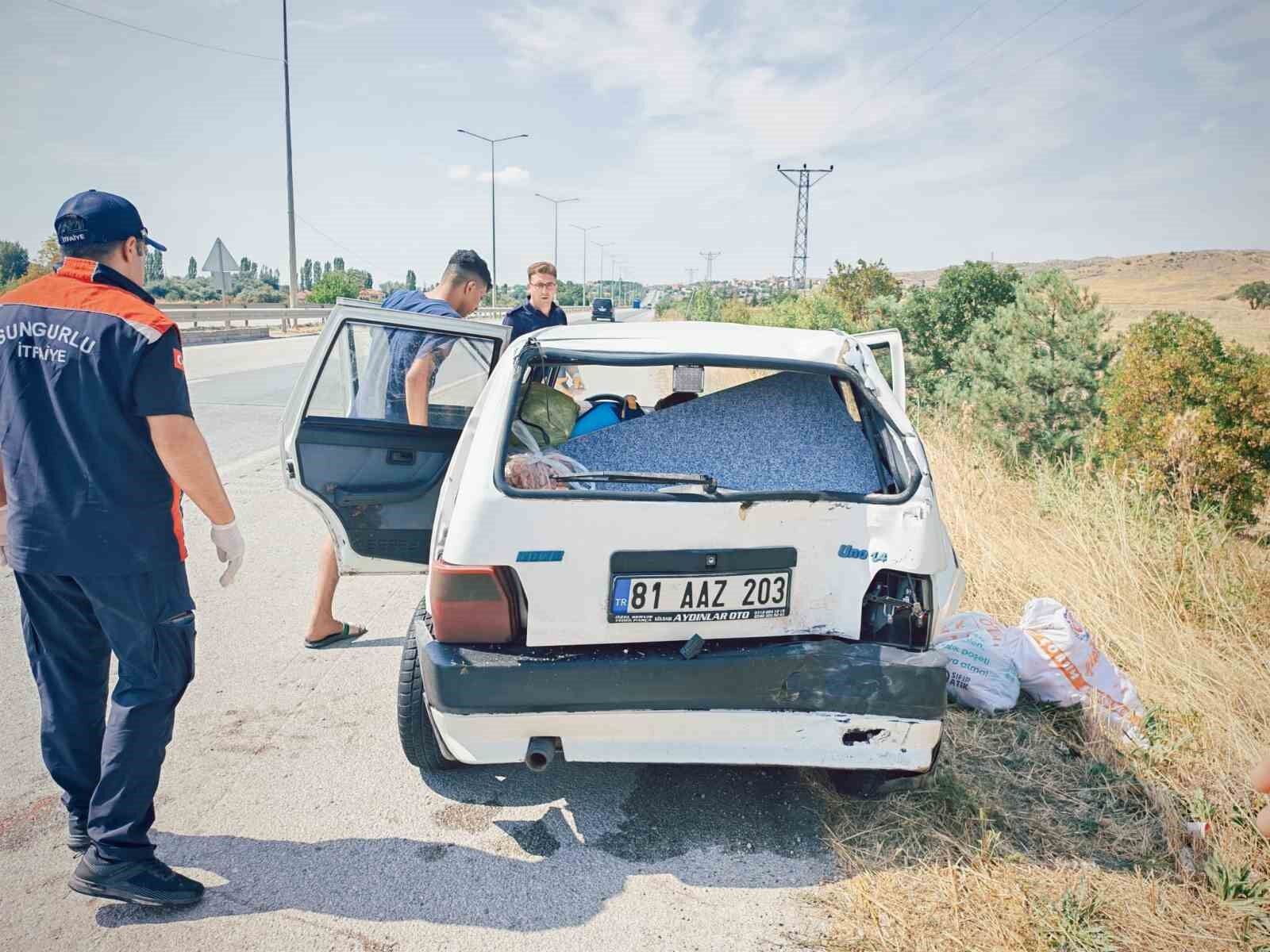 Hafif ticari araç ile otomobil çarpıştı: 3 yaralı