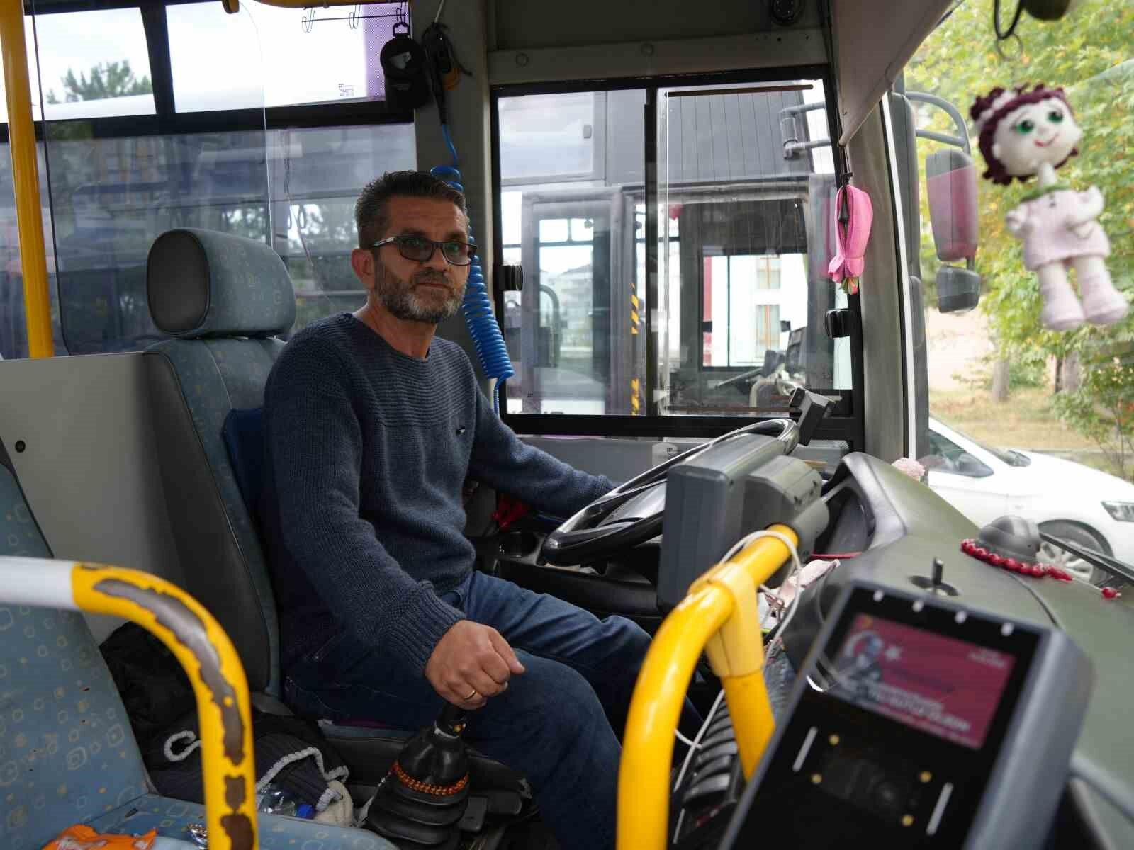 Halk otobüsünde unutulan para dolu çanta sahibine teslim edildi