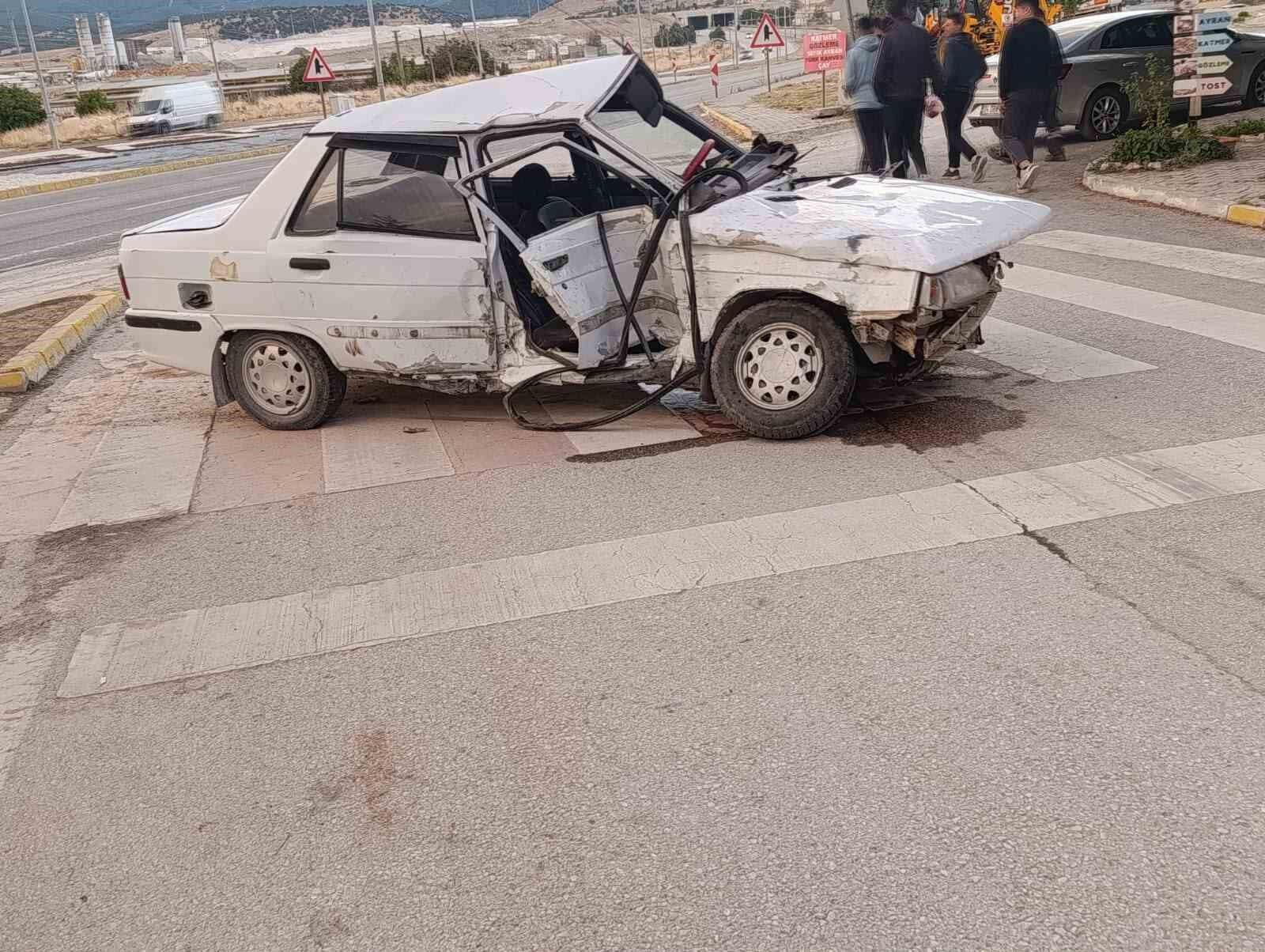 Kamyonetle otomobil çarpıştı: 3 yaralı