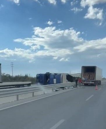 Kontrolden çıkan tır devrildi, yükü yola saçıldı
