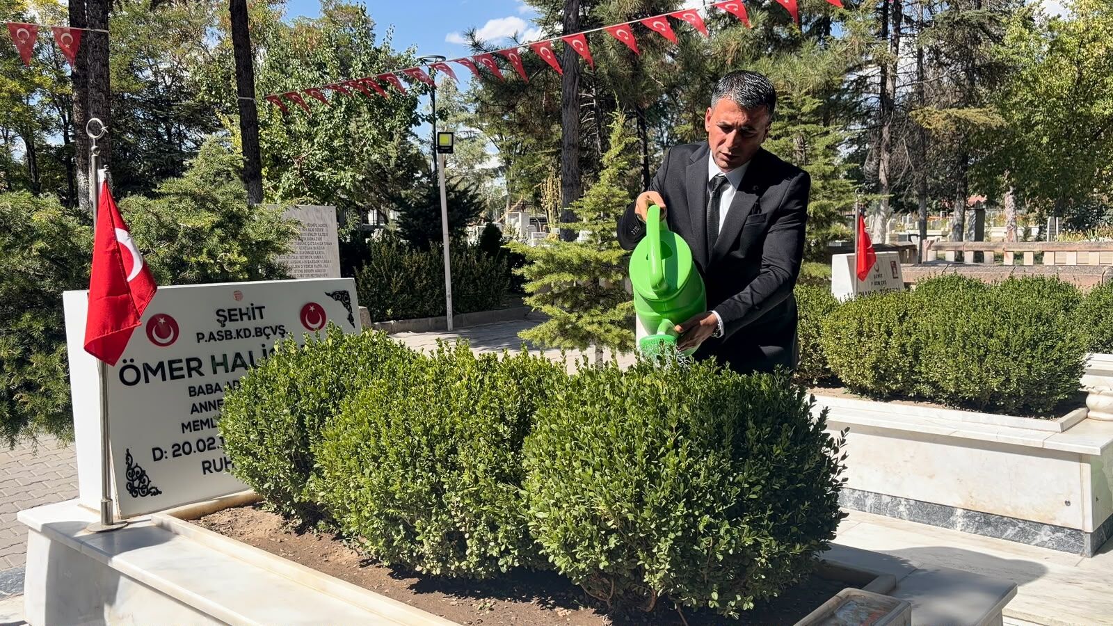 Başsavcı Tuncay, Şehit Ömer Halisdemir’in kabrini ziyaret etti