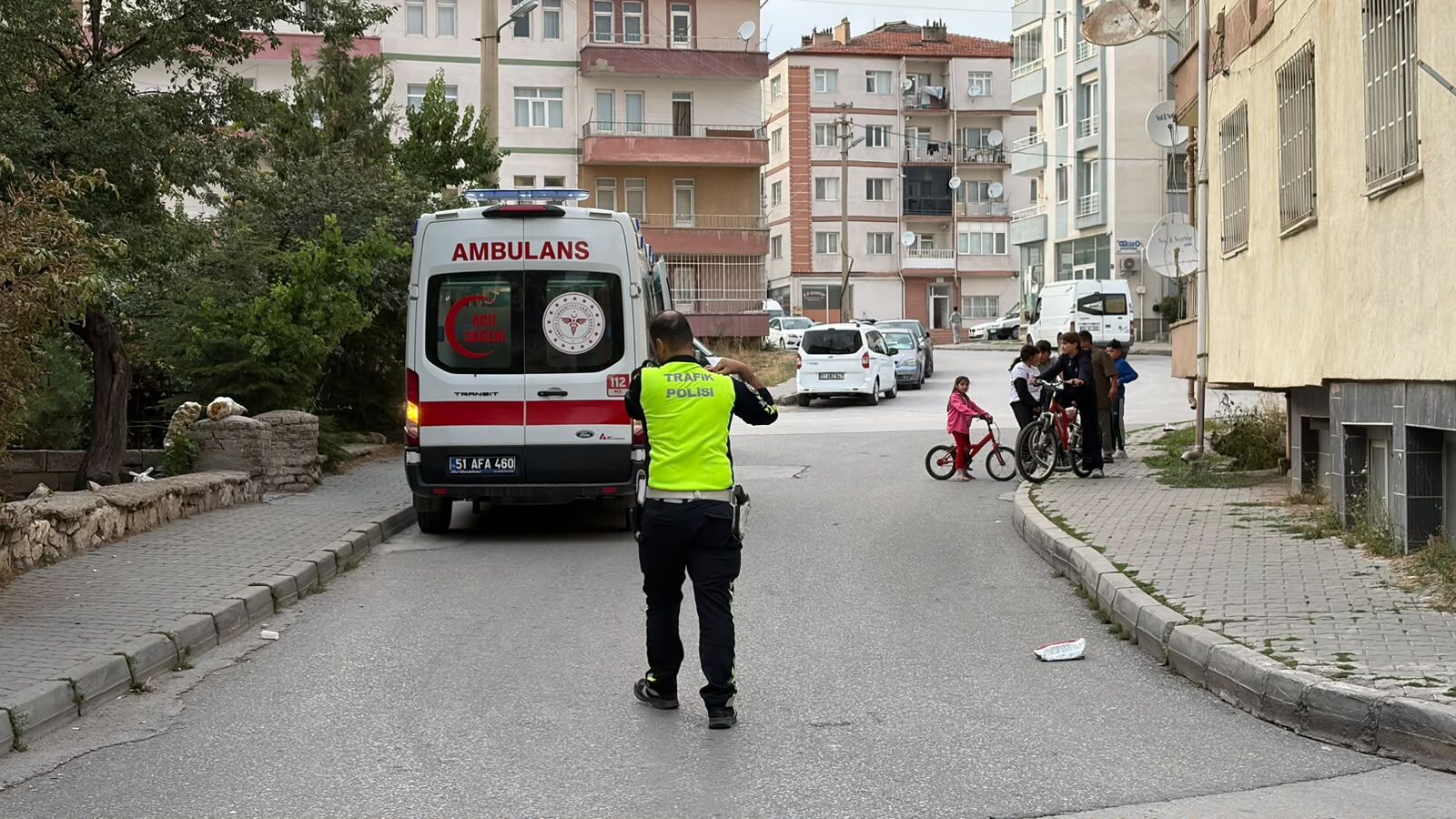 Otomobile çarpmamak için motosikletten düştü