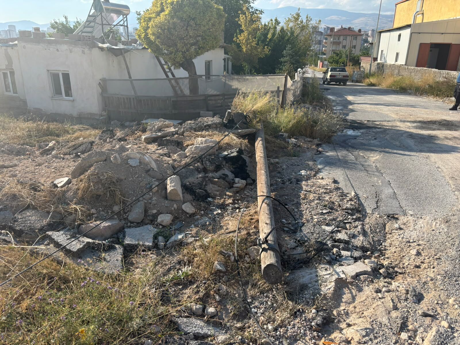 Niğde'de kamyonun takıldığı teller direği yerinden söktü