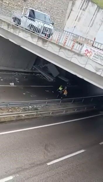 Yağış sebebiyle kontrolden çıkan tır makasladı