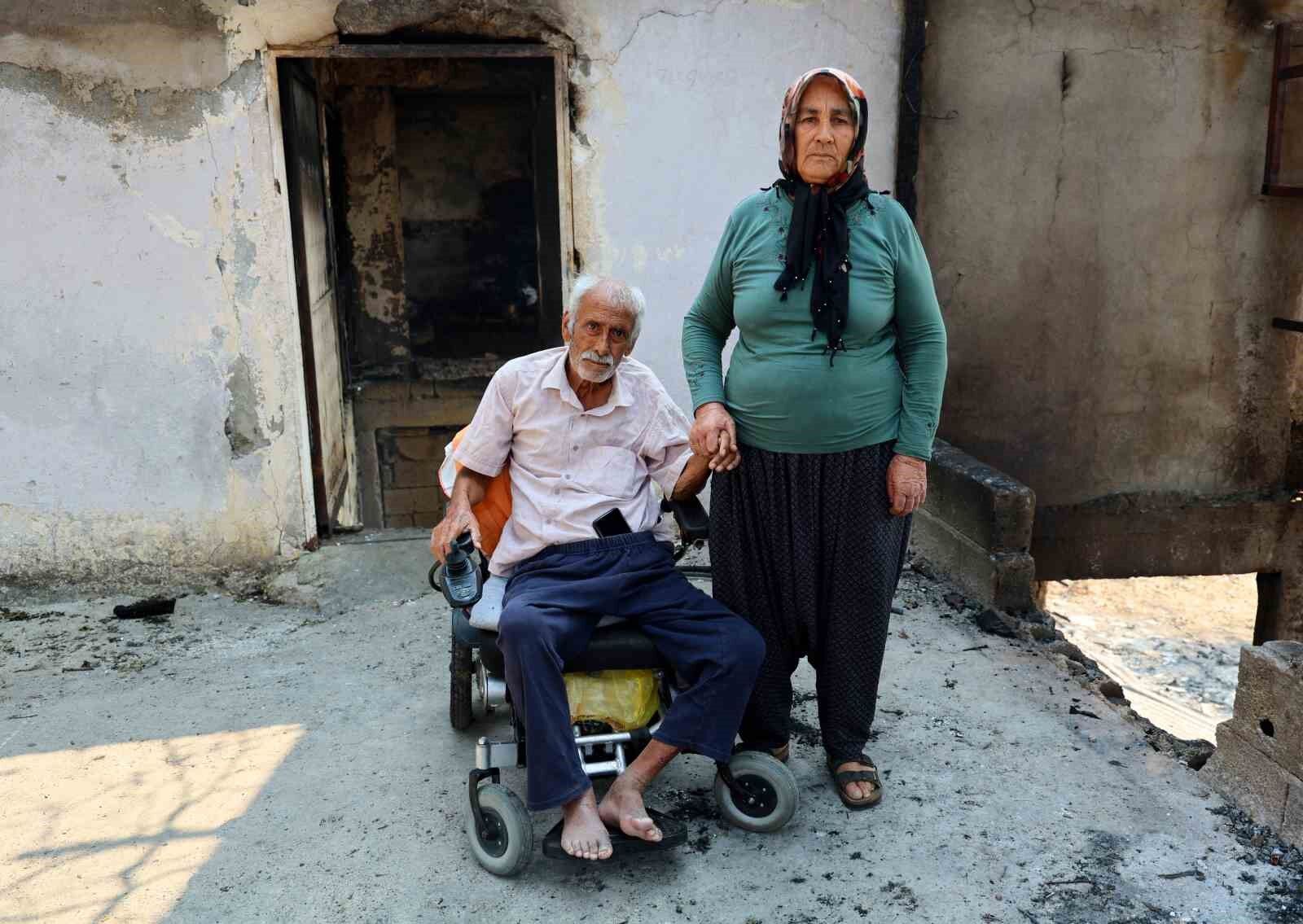 Yangında evleri küle dönen yaşlı çift: 'Bütün hatıralarım yandı'