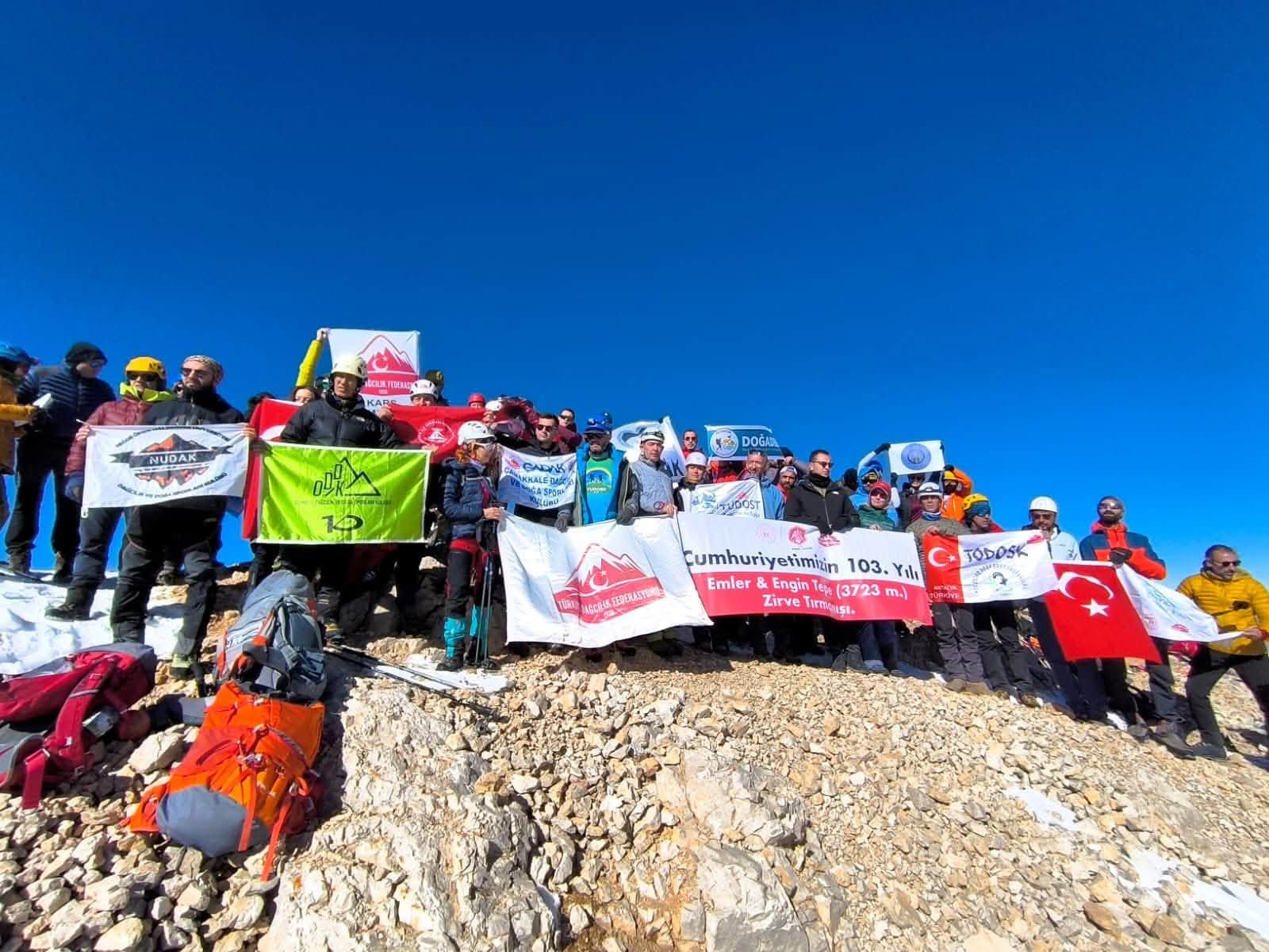 Niğde’de Cumhuriyet’in 103. yılı için Emler Zirvesi’ne tırmandılar