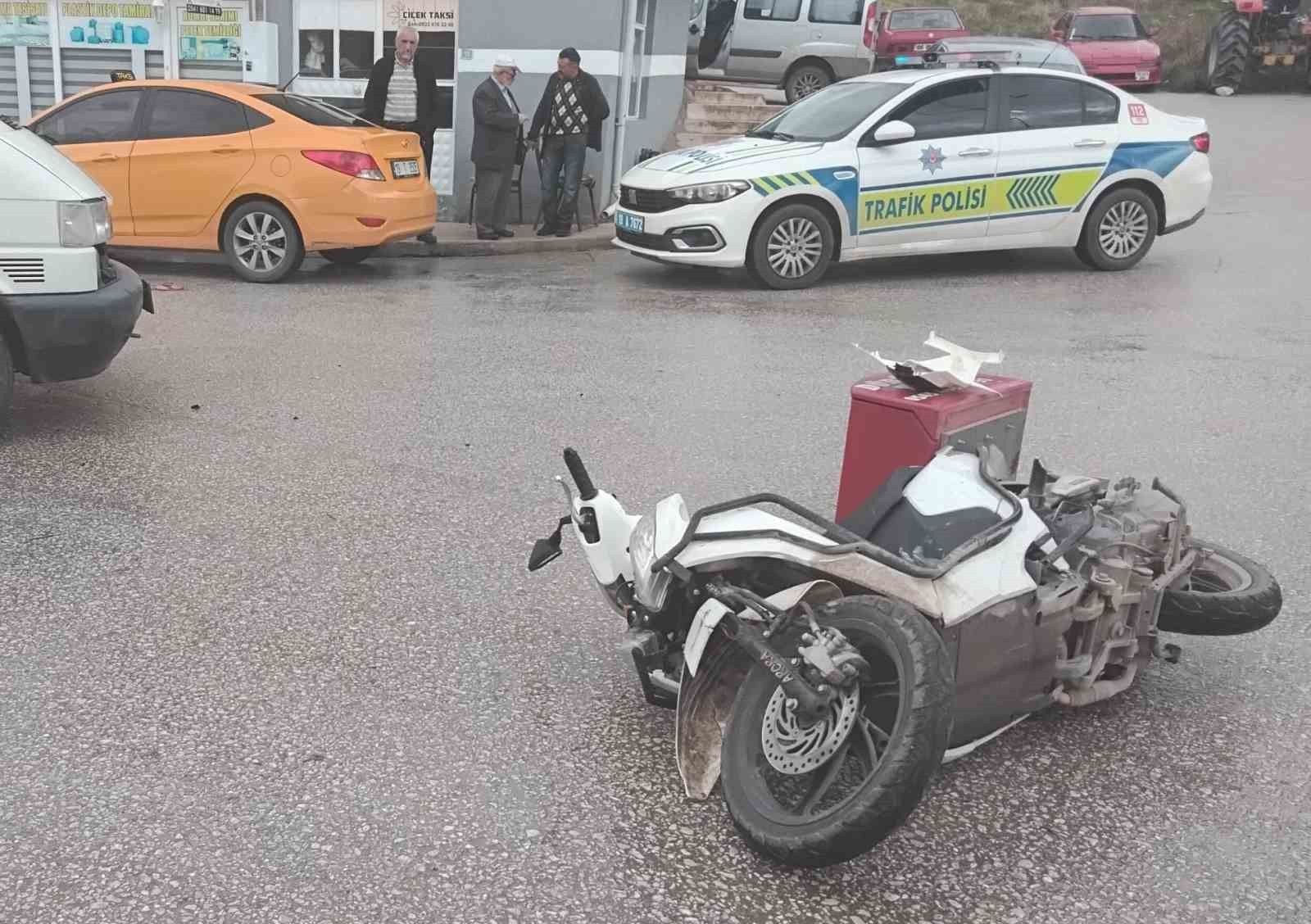 Motosiklet ile minibüs çarpıştı: 1 yaralı