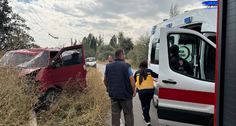 Amas yolunda hafif ticari araç direğe çarptı: 1 yaralı
