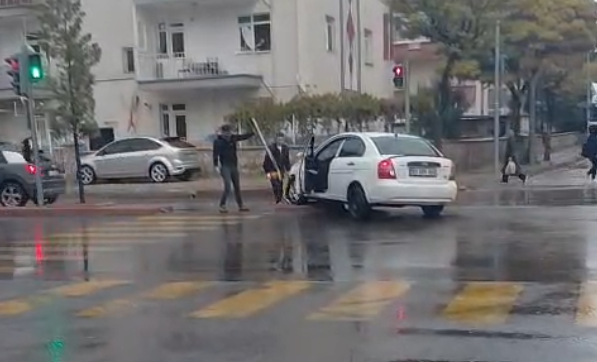 Niğde’de otomobil kaldırıma çıkıp levhaya çarptı